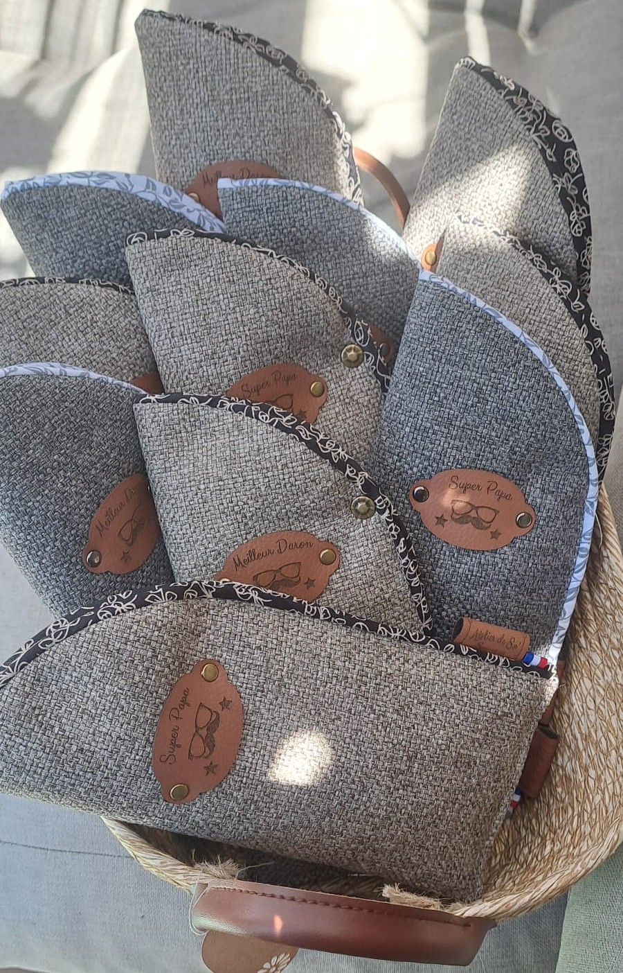 Détails d’étiquettes en simili cuir sur créations textiles